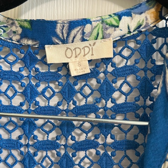 ODDI "CHECK OUT THE BACK" BLUE FLORAL BUTTON DOWN TOP Size Small - Picture 11 of 13